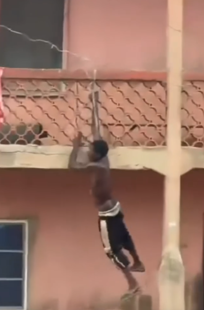 Un nigeriano cambia de opinión en medio de un intento de suicidio (vídeo)